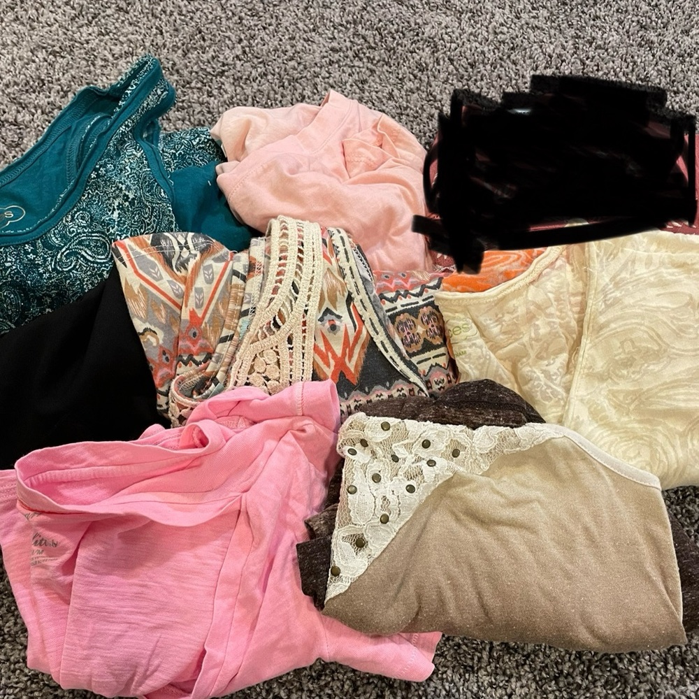 Bundle of 7 Women’s Tops—Maurice’s and American Eagle—Size Medium